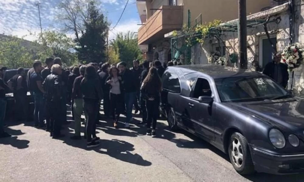 Ρέθυμνο: Σε βαρύ κλίμα κηδεύτηκε στα Ανώγεια το ένα θύμα της συμπλοκής